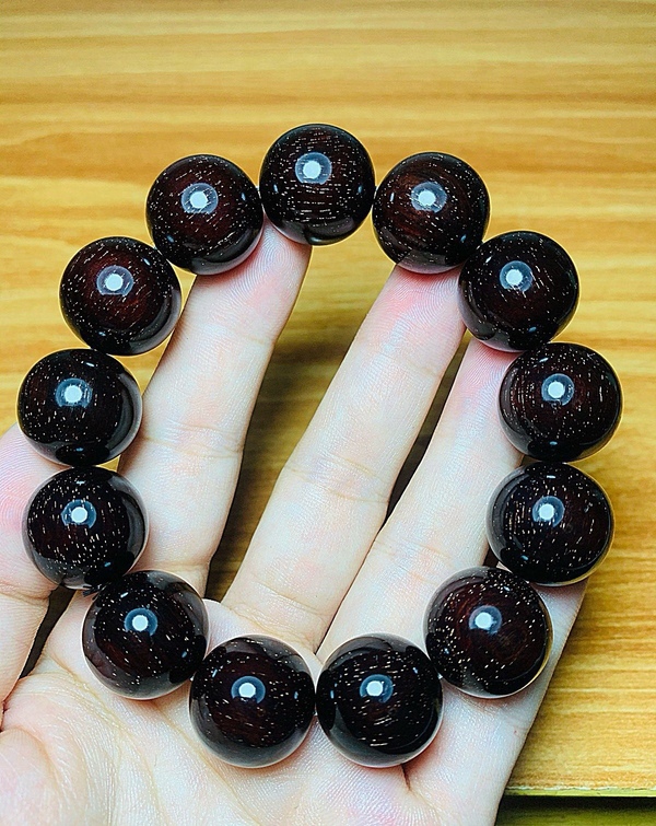 小葉紫檀木現(xiàn)在市場(chǎng)價(jià)格是多少錢一克