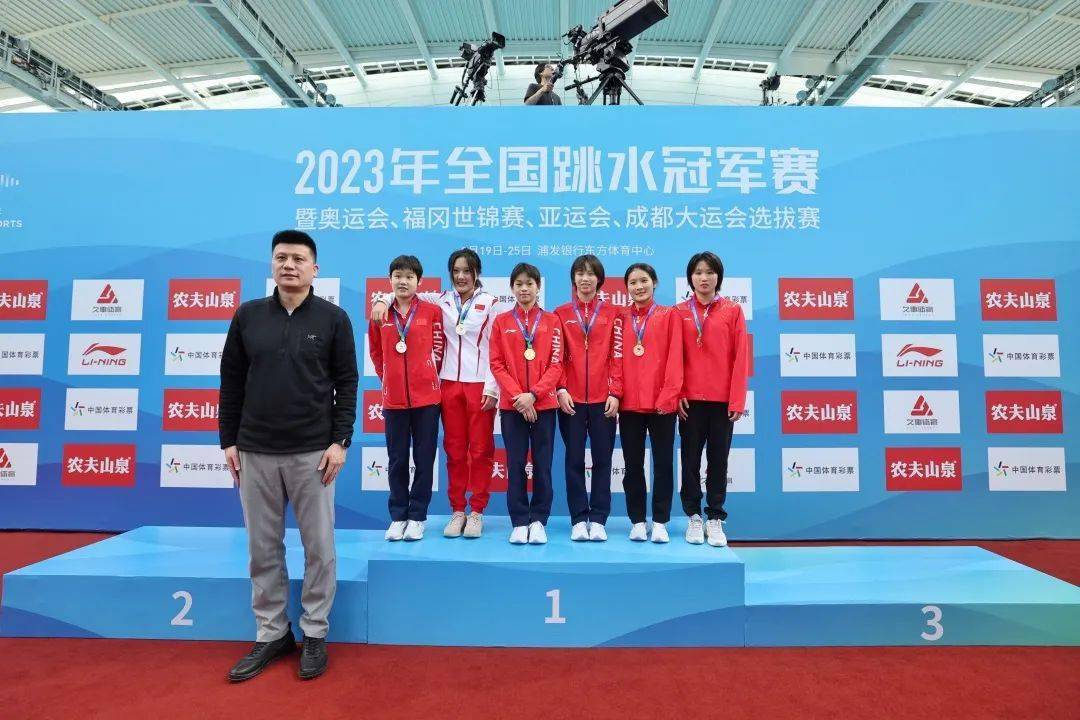 雙人跳水的計分規(guī)則是什么九個裁判怎么最終算總分的