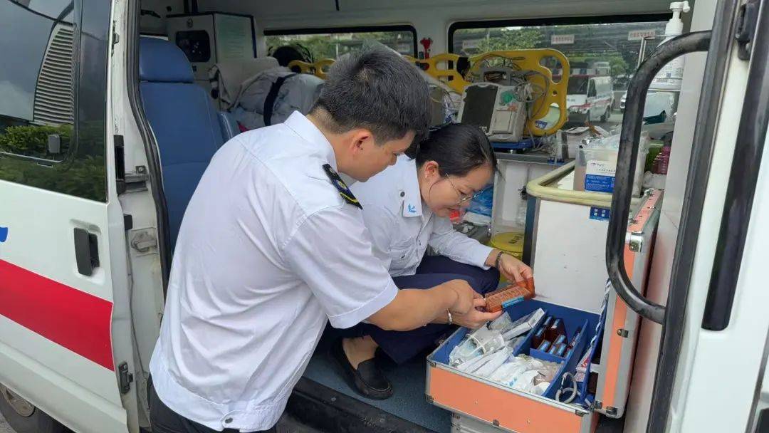 南寧救護車租賃服務病人轉(zhuǎn)院救護車24小時隨叫隨到視頻