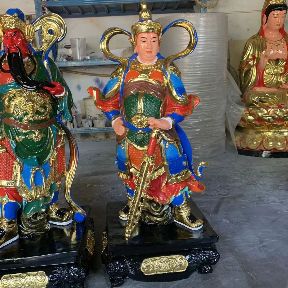 寺院的兩大護法神伽藍菩薩和韋陀菩薩佛像佛教護法紅臉關羽佛像