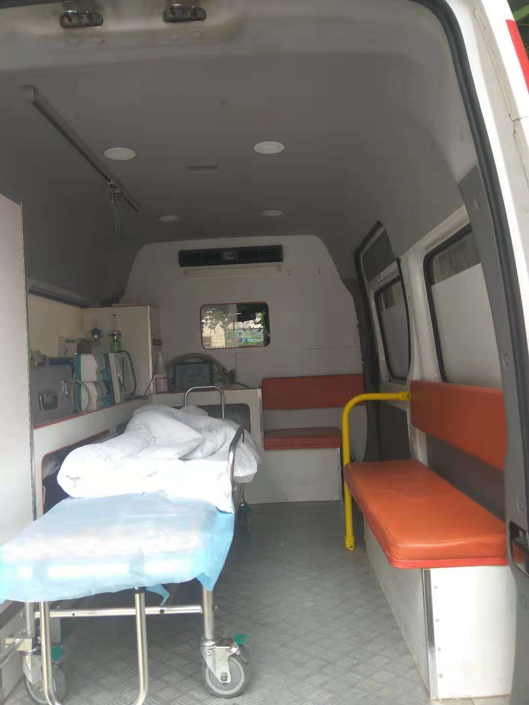 鐵嶺擔(dān)架床車(chē)接送病人-私人120救護(hù)車(chē)出租視頻
