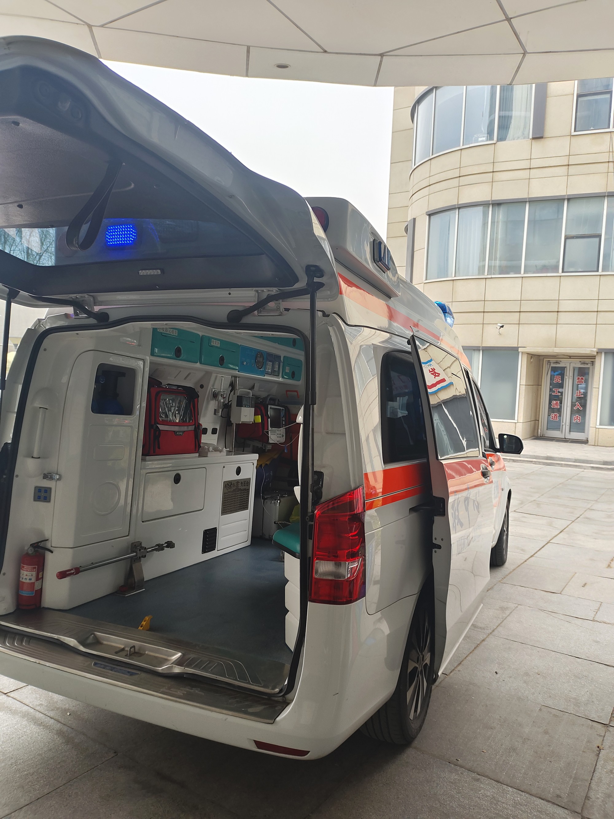 鄭州救護車出租轉運跨地區(qū)運送轉診人員跨省監(jiān)護型急救車
