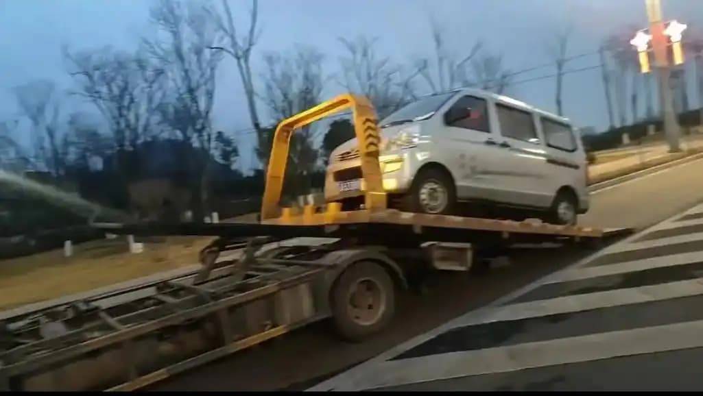 道路救援拖車救援24小時全天為你提供拖車服務(wù)電話