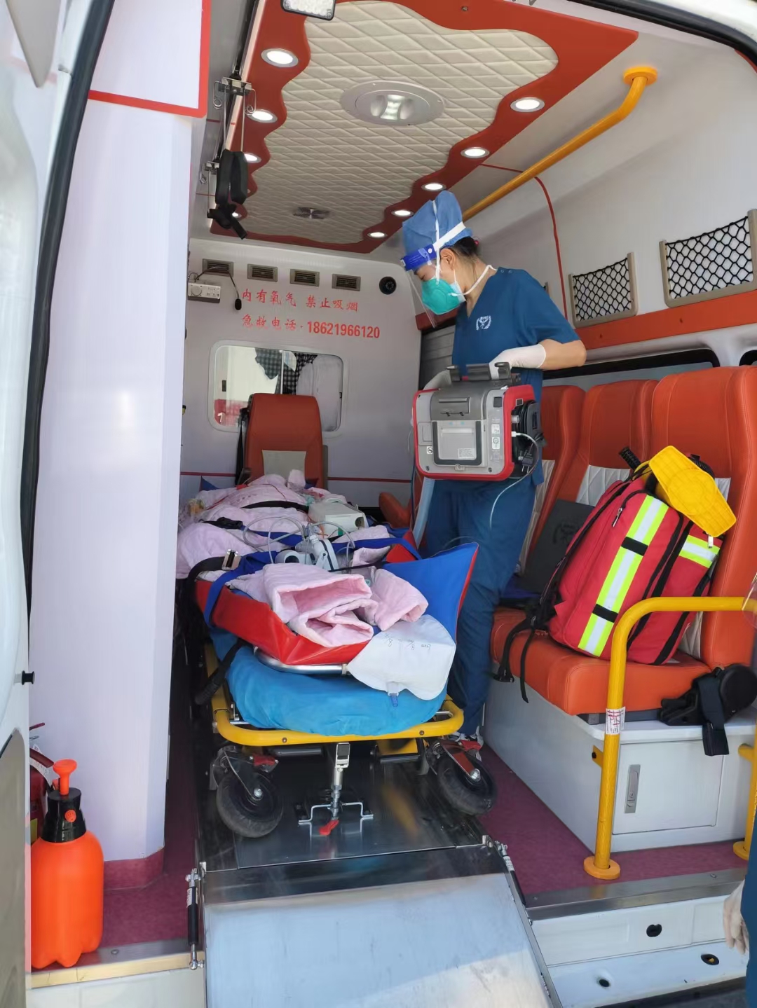 看下秦皇島擔(dān)架床車接送病人120救護車醫(yī)療護送視頻