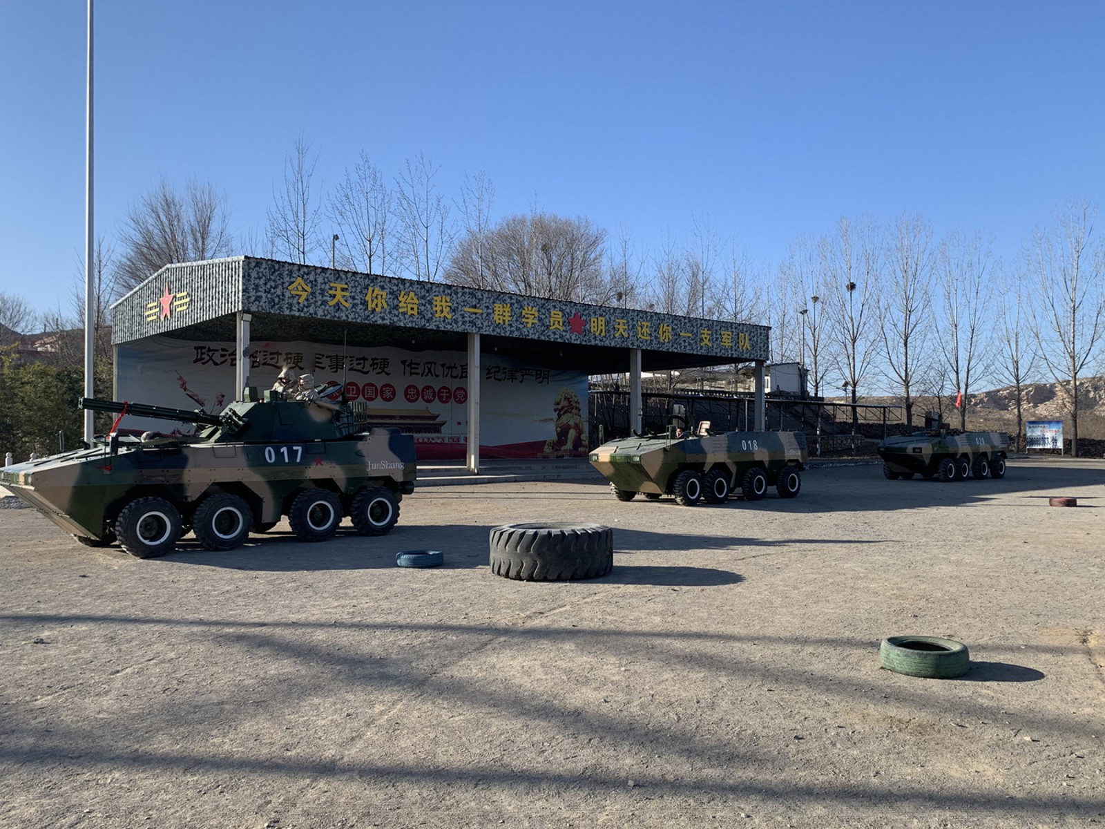 國防教育基地軍事設(shè)備開動一比一裝甲車四川殲30戰(zhàn)斗機